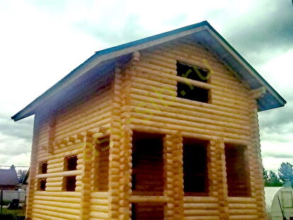 Двухэтажный дом из оцилиндрованного бревна поближе